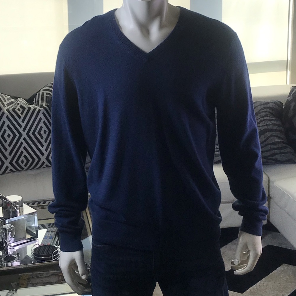 Nieman Marcus -Cloud Cashmere Navy v-neck sweater